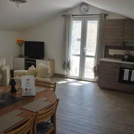 Casa Con Vista Holiday Rentals, Wisteria Apartment *