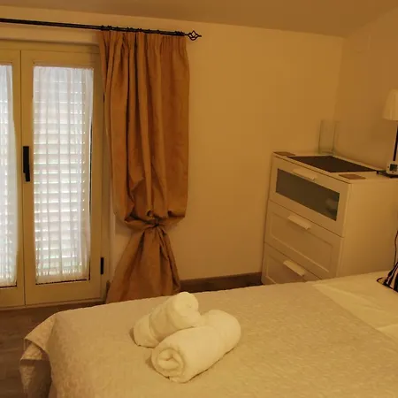 Casa Con Vista Holiday Rentals, Wisteria Apartment *