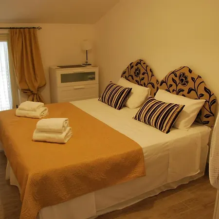 Casa Con Vista Holiday Rentals, Wisteria Apartment