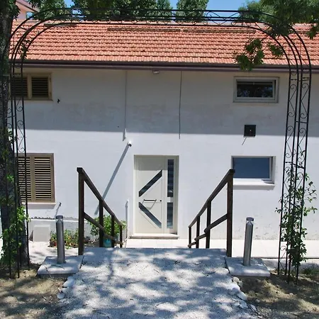 Casa Con Vista Holiday Rentals, Wisteria Apartment