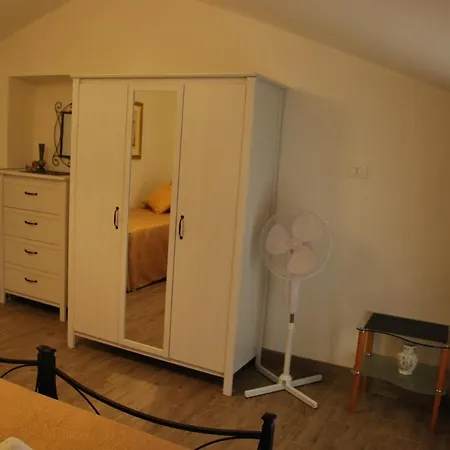 Casa Con Vista Holiday Rentals, Wisteria Apartment Guardiagrele